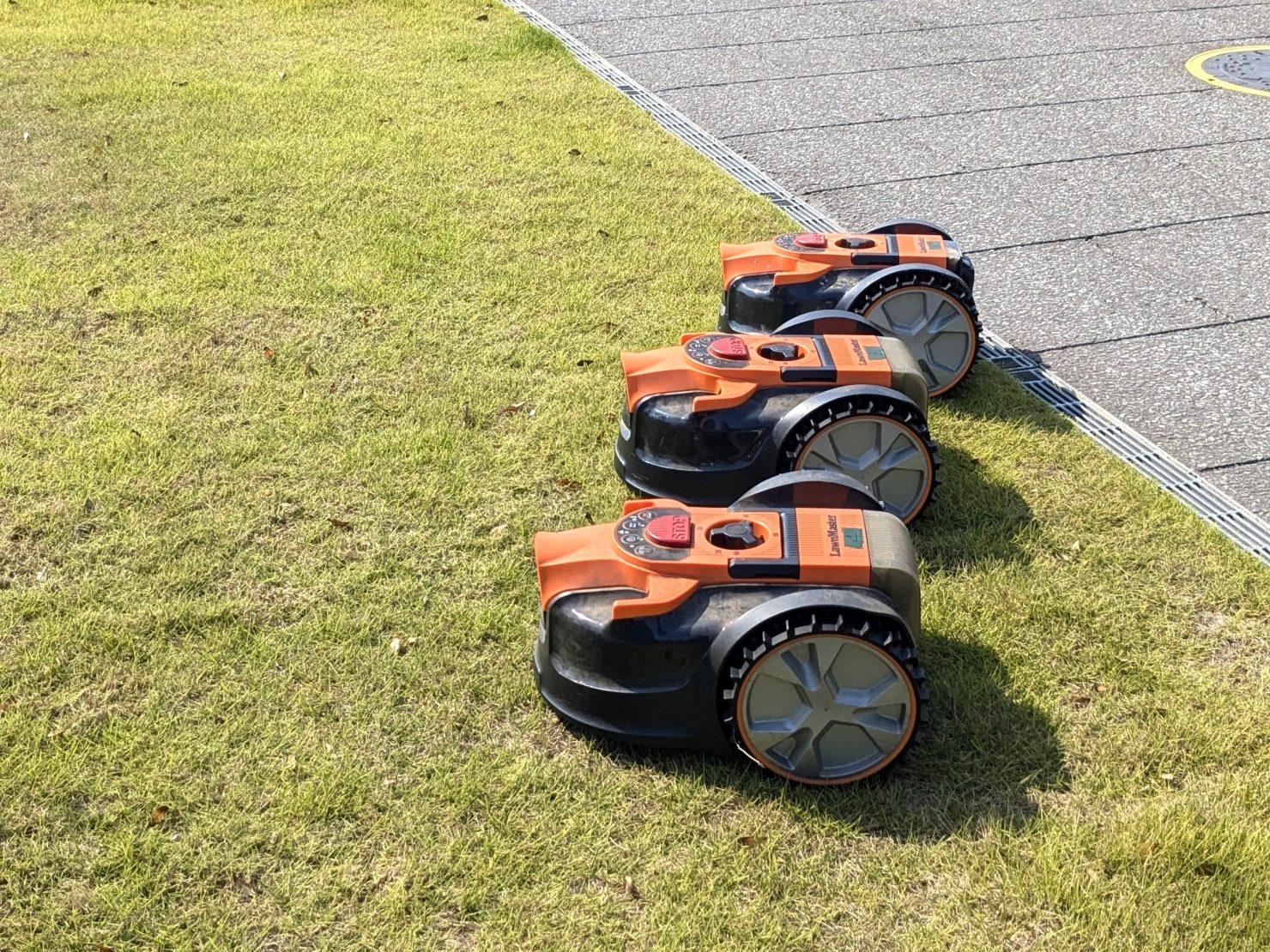 DROP ＆ MOW｜コンパクトなエリア専用のロボット芝刈機