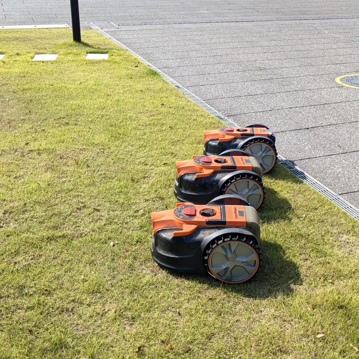 ロボット芝刈機DROP AND MOWはクラブハウスや入口の芝刈りとして助けてもらっています！｜MAGARIGAWA Operations 株式会社　鈴木 篤司 さん